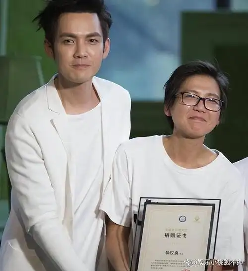 钟汉良也非常赞赏他妹妹不拘小节的性格.