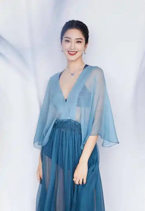 原创杨采钰真是时尚标杆穿黑色抹身材连衣裙时尚优雅高贵洋气