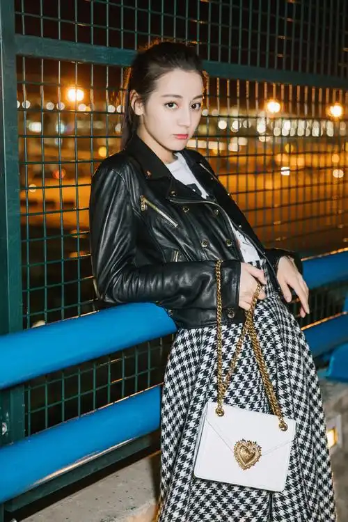 迪丽热巴黑色皮衣个性街拍,胖迪美如天仙