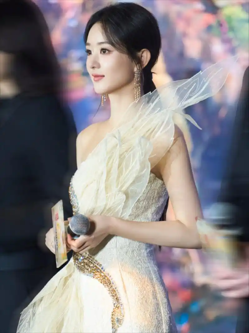 78  91赵丽颖身穿一袭白色羽毛裙,宛如仙子下凡,优雅自信地走在