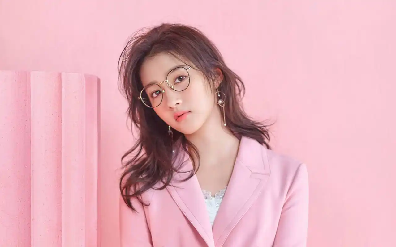 王俊凯和关晓彤已经大二了,网友还拿他们和李兰迪的高考成绩比较