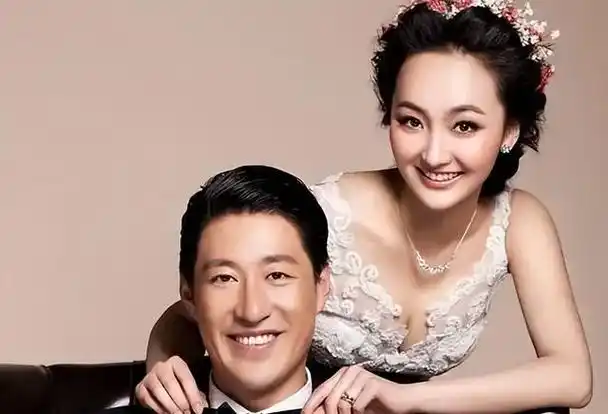 演员于震二婚娶小13岁妻子,婚后生三胎,如今一家五口幸福美满!