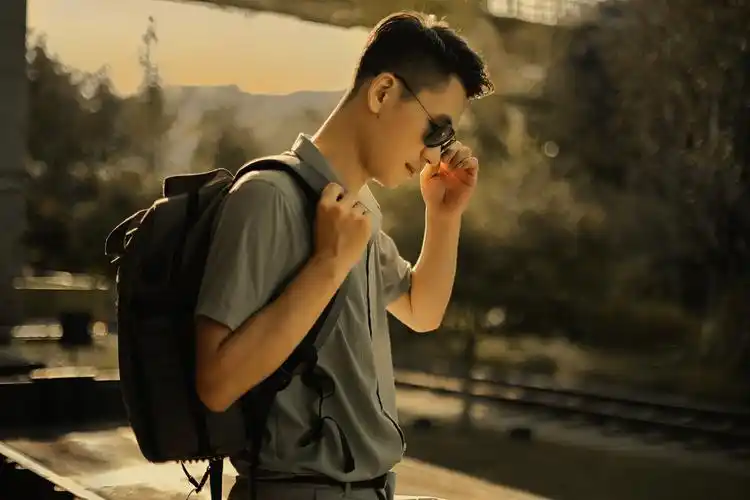 男人那个男孩已没有仗剑走天涯的梦想现已蜕变成家庭和家人的坚强臂膀