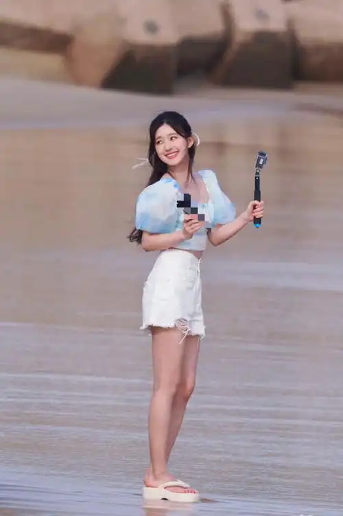 赵露思对拖鞋的执念有多深##赵露思穿了小时候的凉鞋吧