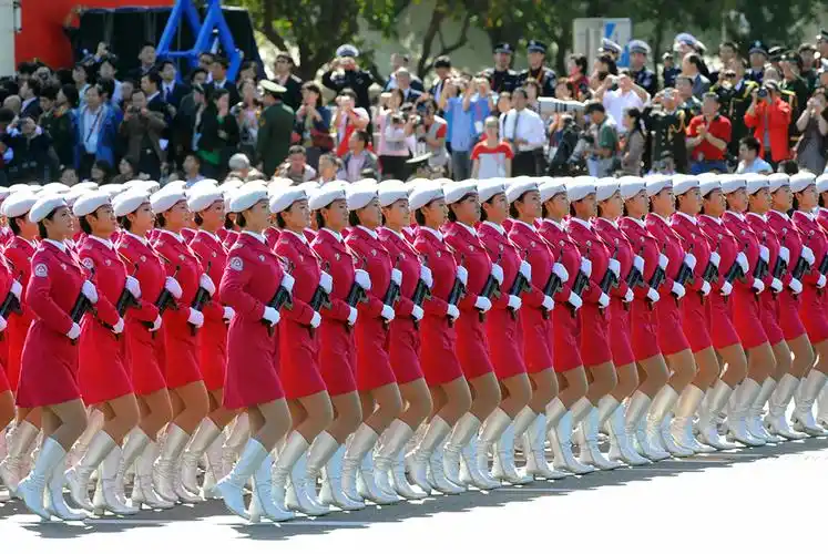 2009年10月1日,国庆阅兵式上的中国女民兵. ; i3 u3 d) z" g