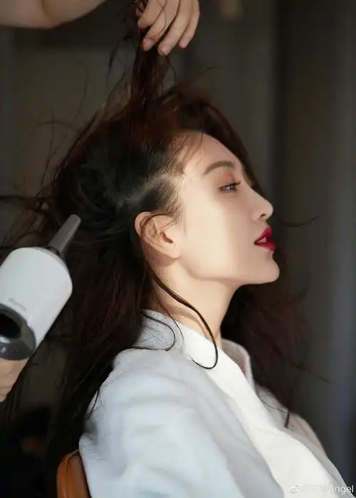 王鸥湿发浴袍光影侧颜照