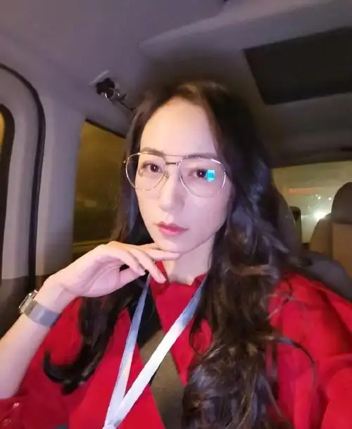 韩雪西装白衬衫加金丝眼镜,飒气十足,短裤配长筒袜太时髦了