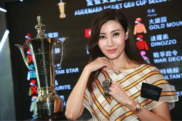 李嘉欣香港出席活动 穿条纹裙清爽秀丽楚楚动人