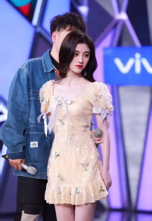 鞠婧祎穿连衣裙上快本镜头拍到她腿的一刻直男全沸腾