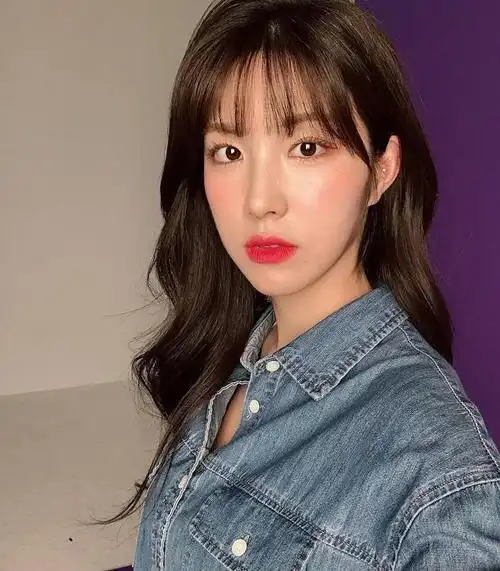 韩国女歌手裴津锐长相甜美可爱尽显青春魅力