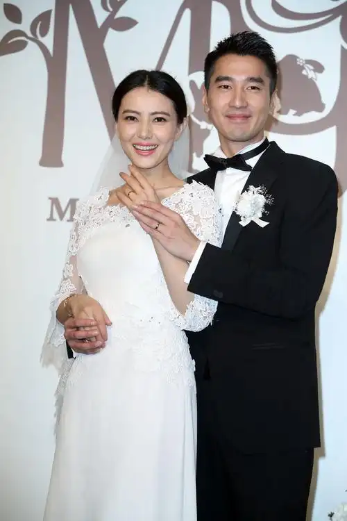 赵又廷官宣高圆圆怀孕后首现身,满面笑容,眉毛很抢镜_网友