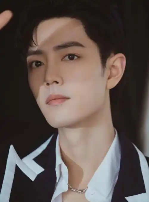 肖战生图太帅,肖战想对十年前的自己说4个字,2个小时出现3分钟