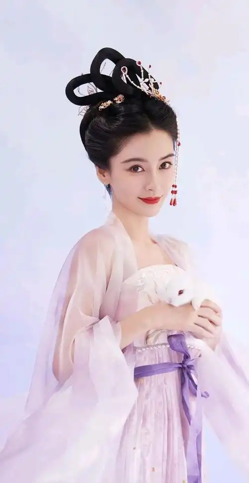 杨颖的古装形象无疑是她演艺事业中的一道亮丽风景线,她的美丽在古装