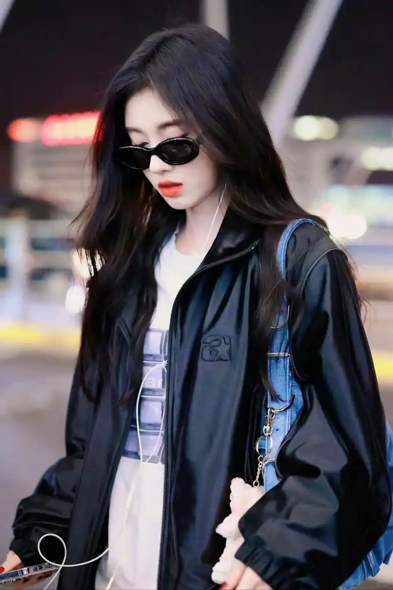 鞠婧祎霸气现身机场 宽大光泽外套玩转潮流穿搭  鞠婧祎在机场的造型
