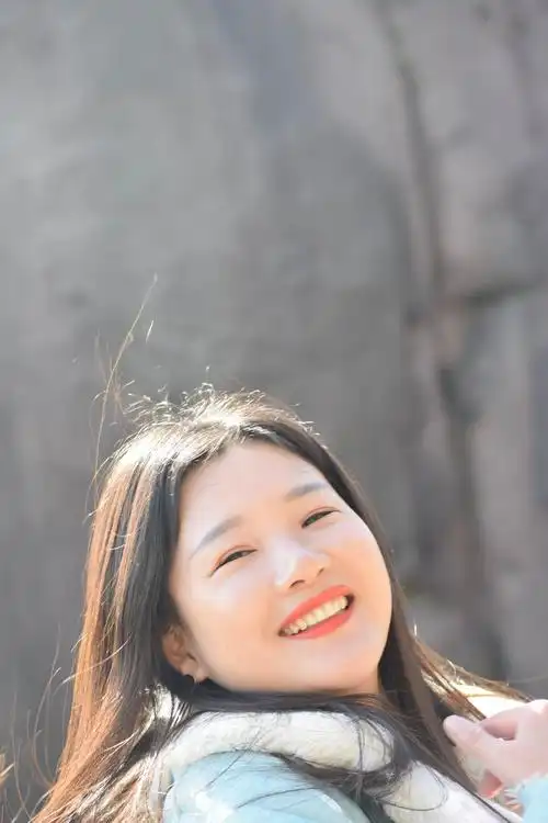 黄山美女笑脸如阳光般灿烂.抓拍一张,定格美丽瞬间!