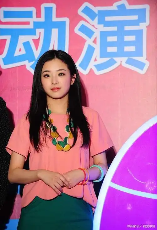 2004年,年仅15岁的张含韵参加湖南卫视选秀娱乐节目《2004超级女声》