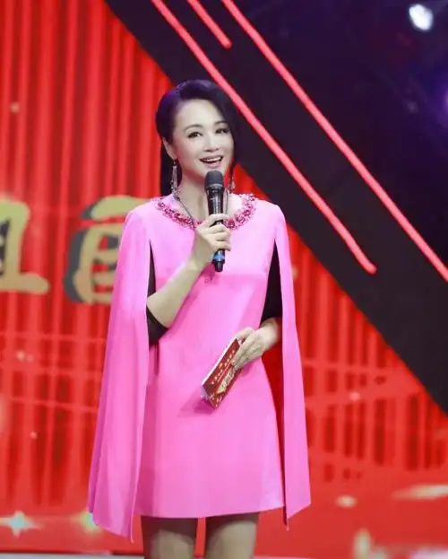 前央视主持人曹颖引争议,在核酸检测点前跳舞,扭腰摆胯却无人看