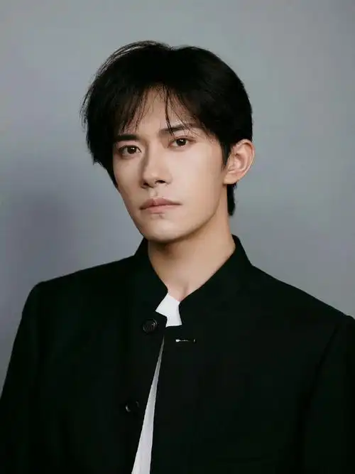 易烊千玺总台动漫发布会造型##易烊千玺立领黑西装