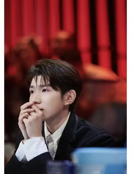 王源温柔图片壁纸