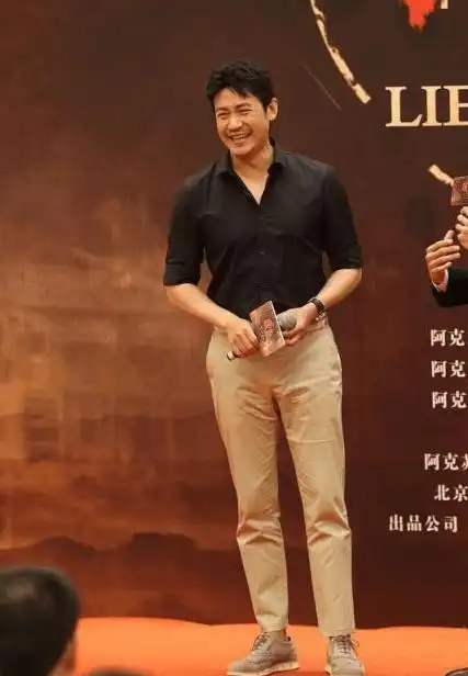 陆毅真是肌肉型男穿衬衫衣服都显小了高大身材和鲍蕾真搭