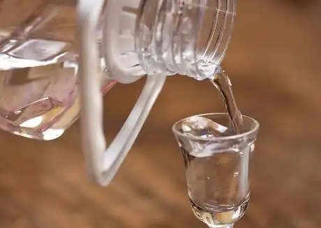 3,苦胆加黄连泡药酒10天 拿这个药酒擦头上用帕子包上1小时洗干净