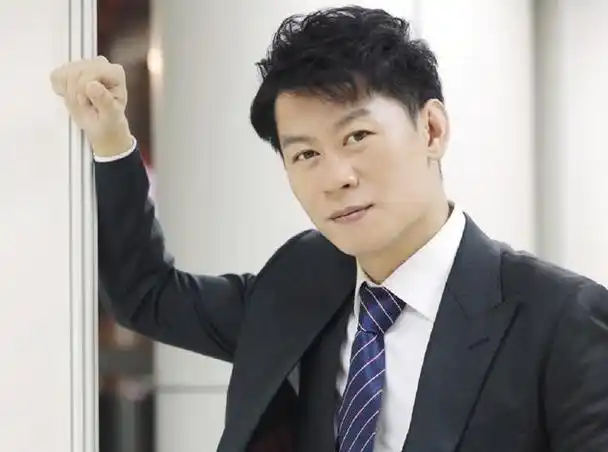 著名演员李健:凭"孙成海"家喻户晓,娶初恋妻子生一女幸福美满