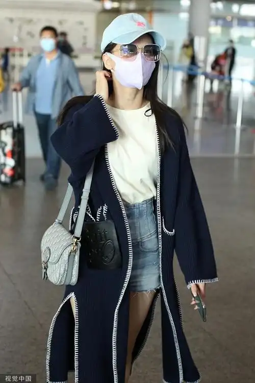 组图:黄圣依长开衫配牛仔短裤秀美腿 戴棒球帽大步流星气场超飒