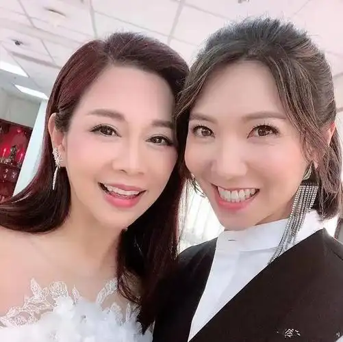 50岁陈松伶和老公秀舞蹈穿条纹衬衫甜美大气微笑很真实