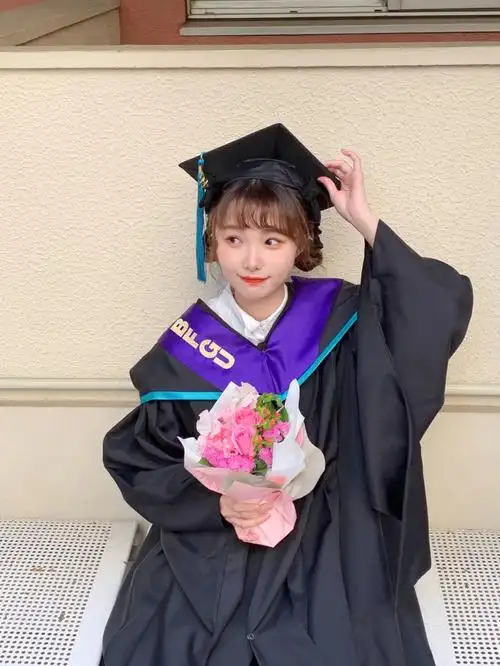 搭配学士服很好看裙子可以选择黑色白色尽量不要