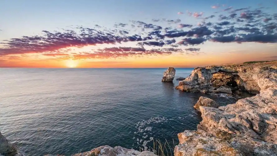 夕阳下的海岸唯美风景