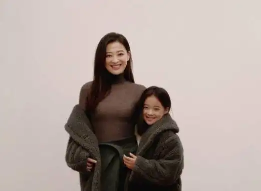 梅婷与女儿拍摄写真,母女俩五官宛如复制,一家四口太幸福
