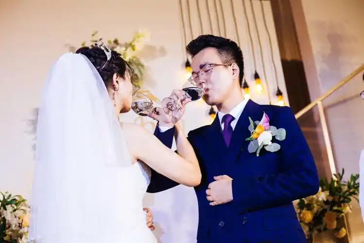 新郎新娘喝甜蜜的交杯酒