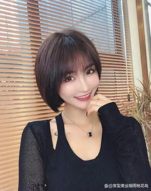 搭配一个漫画刘海修饰脸型,适合小圆脸鹅蛋脸菱形脸长脸型的女生,不烫