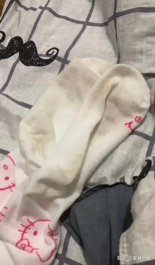 到外地新学校后出现了袜子臭和脚有酸臭气味的情况洗了袜子和脚仍有
