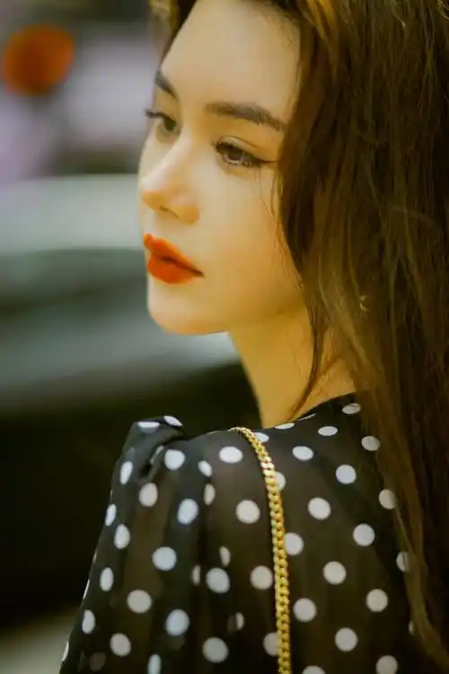 演员邱意浓最新港风大片上线受邀出席金像奖再度携手王晶导演