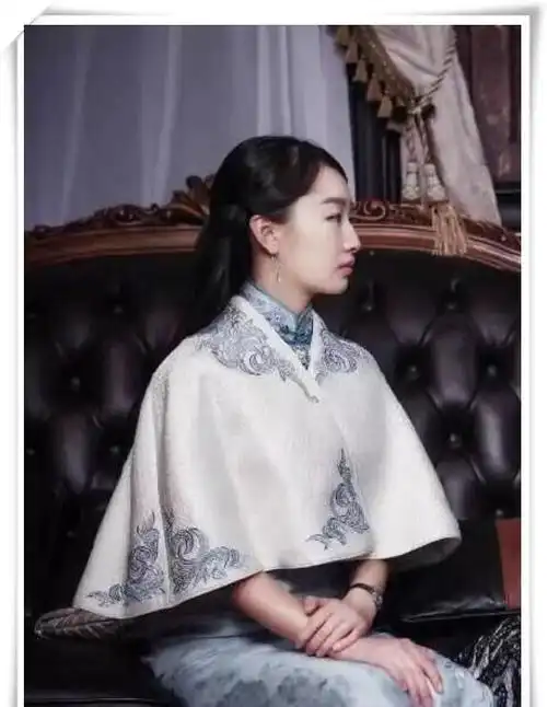 有一种韵味叫周冬雨的红旗袍,丝毫无身材可言,却穿出了风情万种