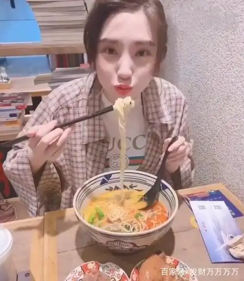 唐艺昕去餐厅吃饭,看到她桌子上点的餐暴露明星真实消费