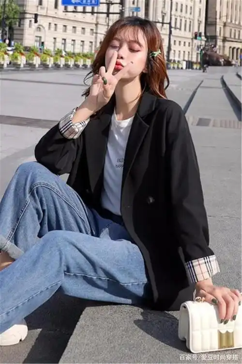 在初春黑色西装才是主流穿搭搭配牛仔裤洋气时髦