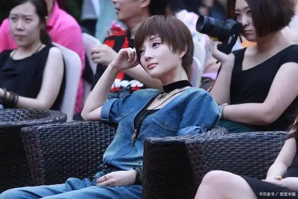 最近,在吴京老婆谢楠的个人社交平台上,一条记录生活的视频引发了热议