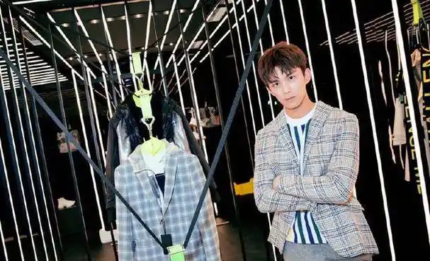 吴磊和易烊千玺同穿西服套装穿搭,一个成熟稳定,一个帅气十足_帅哥