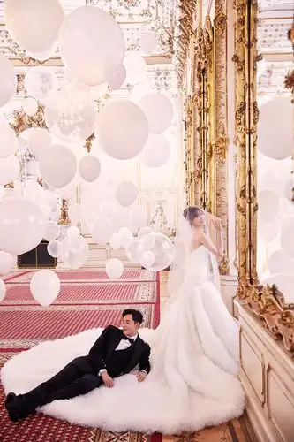 罗晋唐嫣晒结婚照 中式唐装温婉,西式婚纱浪漫-广西新闻网