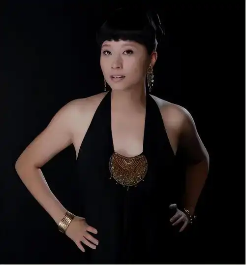 她曾5上春晚和潘长江范伟一同搭档丈夫去世后无奈淡出舞台