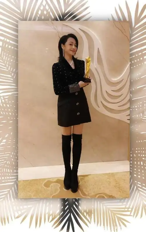 曹颖好有气场,穿黑色皮衣配短裙秀出大长腿,帅气时尚很减龄