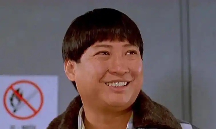 洪金宝喜迎70大寿满头白发笑容和蔼祖孙三代共用一张脸