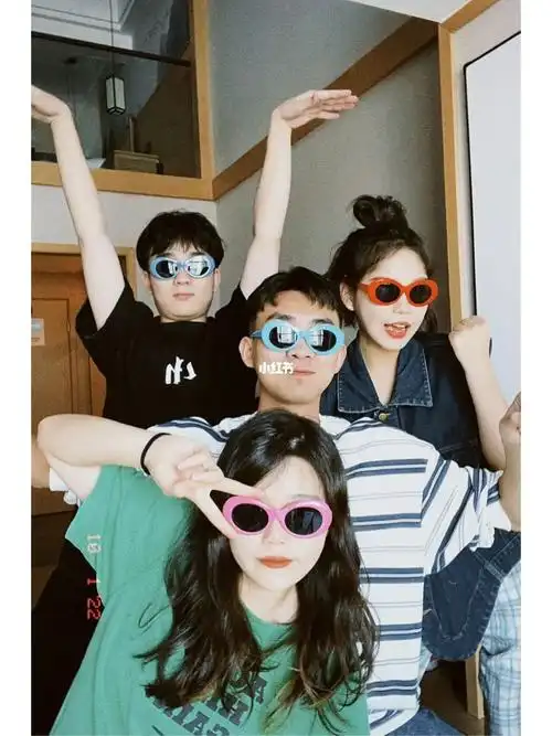 姐妹四人聚会拍照姿势