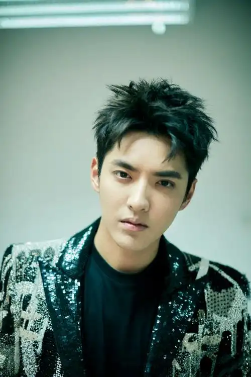 吴亦凡华丽摇滚风帅气写真图片