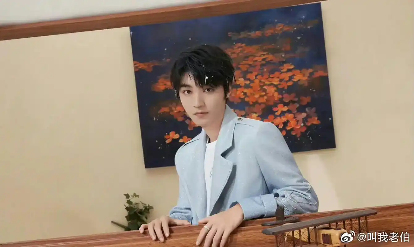 王俊凯妈妈简直是女装王俊凯,他妈妈真的很爱和大家打招呼[思考]