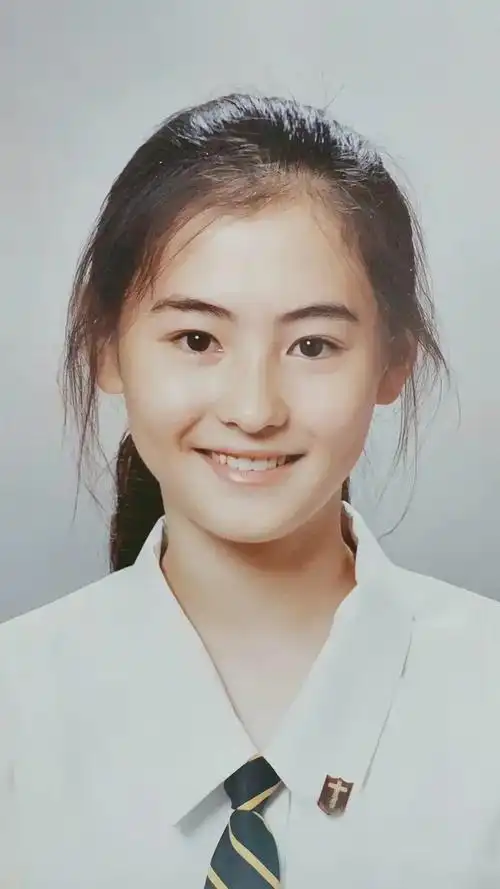 小时候的张柏芝扎马尾辫五官清秀