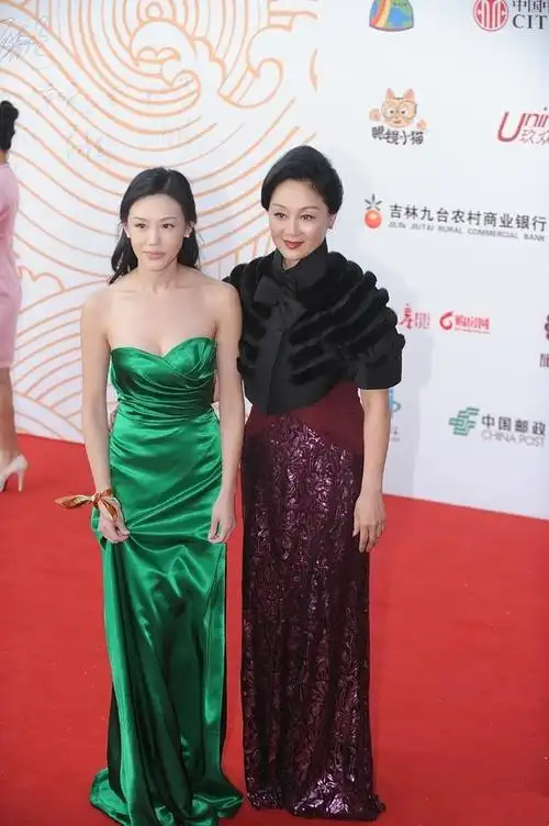 王姬是演艺圈的著名演员,参演过《北京人在纽约》,《红粉》,《天下第