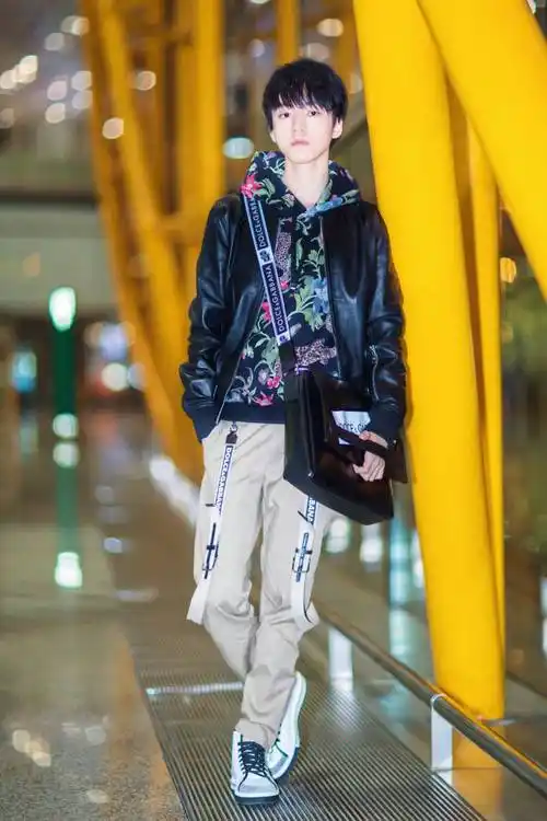 王俊凯最新米兰街拍,时尚潮流引领者展现国际风范